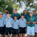 Miembros del equipo de golf masculino de Lakewood Ranch después de ganar el torneo de golf John Ryan Boys Golf Invitational, en el que participaron 20 equipos, el lunes en el Capri Isles Golf Club de Venice. El medallista Brett Traver sostiene el trofeo. El medallista Donny Plakyda está a su izquierda.