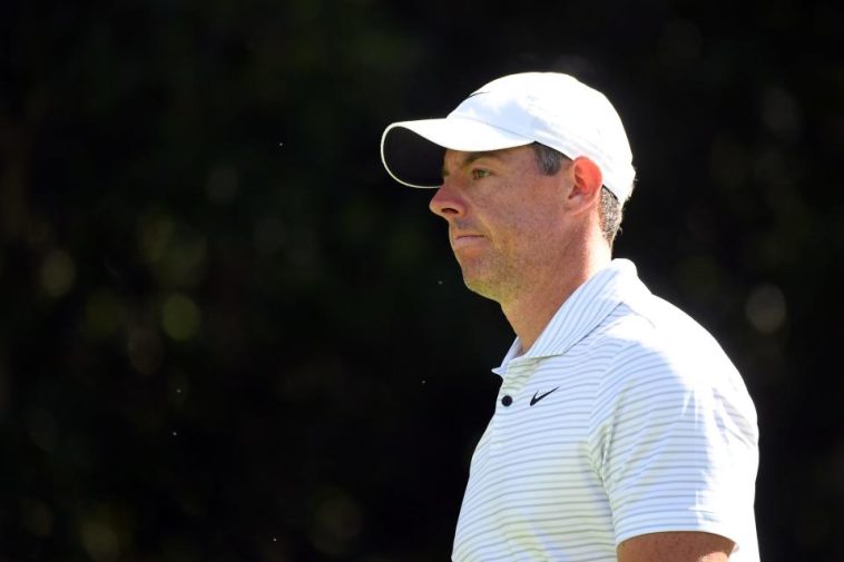 23 de agosto de 2024; Castle Rock, Colorado, EE. UU.; Rory McIlroy después de su golpe de salida en el séptimo hoyo durante la segunda ronda del torneo de golf BMW Championship en Castle Pines Golf Club. Crédito obligatorio: Christopher Hanewinckel-USA TODAY Sports