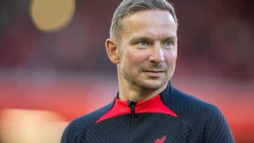 LIVERPOOL, INGLATERRA - Domingo 31 de julio de 2022: El entrenador de desarrollo del primer equipo del Liverpool, Pepijn Lijnders, durante el calentamiento previo al partido amistoso de pretemporada entre el Liverpool FC y el RC Strasbourg Alsace en Anfield. (Foto de David Rawcliffe/Propaganda)