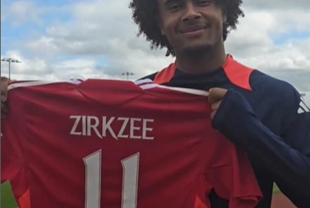 Joshua Zirkzee lucirá el número 11 en su campaña de debut en el Manchester United la próxima temporada