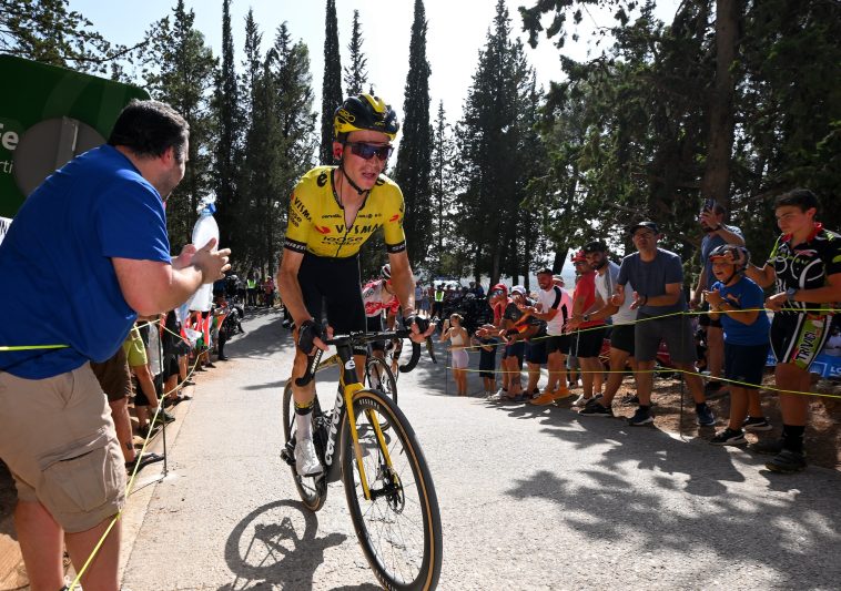 Sepp Kuss sufre otro revés en la Vuelta a España al verse retrasado por un accidente en el último momento