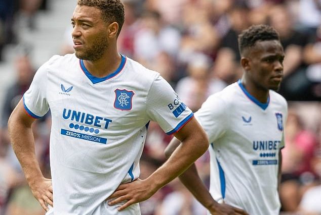 Cyriel Dessers, arriba a la izquierda, no parece muy feliz después de la actuación de los Rangers en Tynecastle