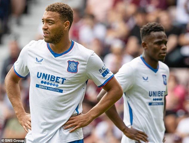 Cyriel Dessers, arriba a la izquierda, no parece muy feliz después de la actuación de los Rangers en Tynecastle