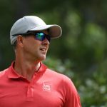 Adam Scott después de su golpe de salida en el segundo hoyo durante la tercera ronda del torneo de golf BMW Championship en Castle Pines Golf Club. Crédito obligatorio: Christopher Hanewinckel-USA TODAY Sports