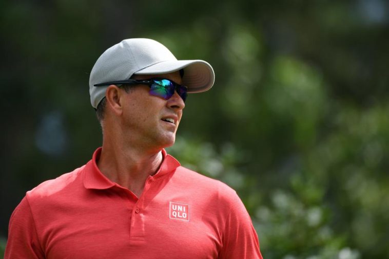 Adam Scott después de su golpe de salida en el segundo hoyo durante la tercera ronda del torneo de golf BMW Championship en Castle Pines Golf Club. Crédito obligatorio: Christopher Hanewinckel-USA TODAY Sports