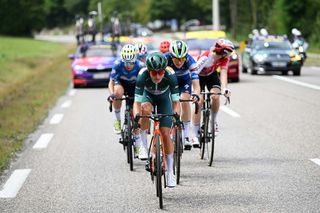 LE GRAND BORNAND FRANCIA 17 DE AGOSTO Marianne Vos de los Países Bajos y el maillot de puntos verdes del Team Visma Lease a Bike compiten en la escapada durante la 3.ª etapa 7 del Tour de France Femmes 2024, una etapa de 1664 km desde Champagnole a Le Grand Bornand 1265 m UCIWWT el 17 de agosto de 2024 en Le Grand Bornand, Francia. Foto de Dario BelingheriGetty Images