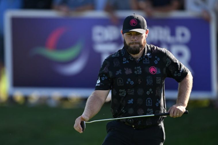 Tyrrell Hatton reacciona en el green del hoyo 15 durante la segunda ronda del Betfred British Masters 2024 organizado por Sir Nick Faldo en The Belfry en Sutton Coldfield, Inglaterra. (Ross Kinnaird/Getty Images)