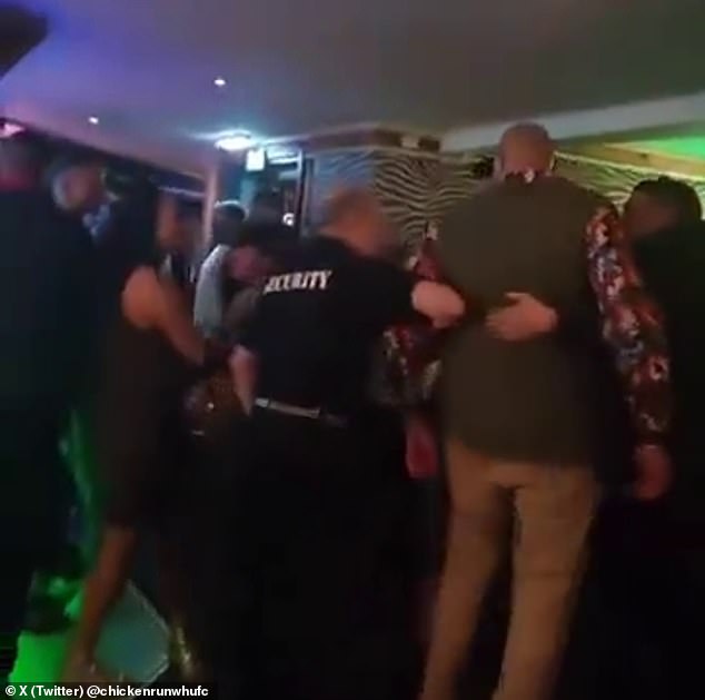 Tyson Fury (chaqueta verde) tuvo que ser escoltado fuera de un bar de Morecambe y luego se desplomó.