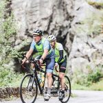 Iain Dawson en la etapa de bicicleta en el Triatlón Norseman 2024 junto con el guía Baard Ginsberg (Foto - NXTRI/Sportograf).