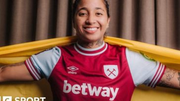 West Ham striker Manuela Pavi poses with Colombia flag after signing for the club