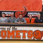 Zachary Mains, acompañado por su familia, firma con el equipo de golf masculino de Kalamazoo College.