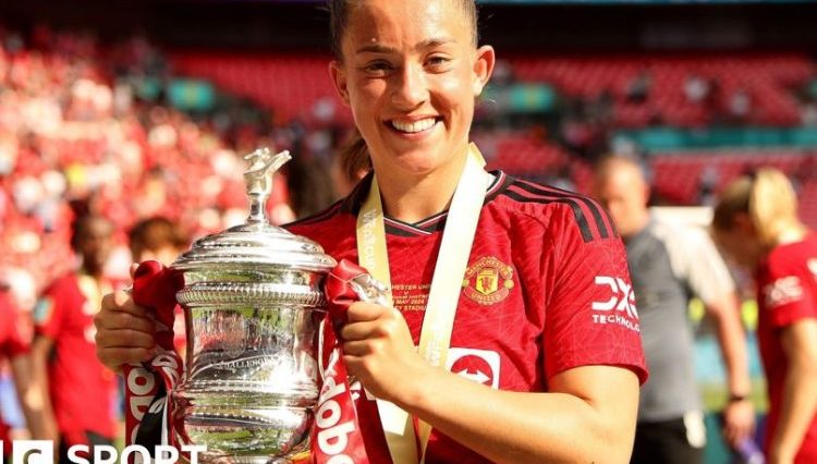 Maya Le Tissier holds the FA Cup