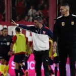 Julio Vaccari, técnico de Independiente, da indicaciones durante el encuentro ante San Lorenzo. (Foto: Emmanuel Fernández)