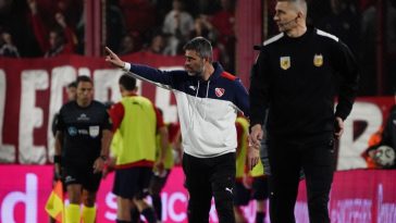 Julio Vaccari, técnico de Independiente, da indicaciones durante el encuentro ante San Lorenzo. (Foto: Emmanuel Fernández)