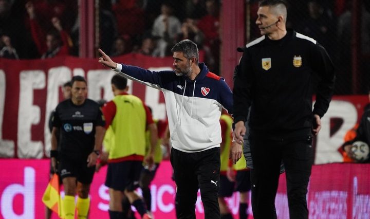 Julio Vaccari, técnico de Independiente, da indicaciones durante el encuentro ante San Lorenzo. (Foto: Emmanuel Fernández)