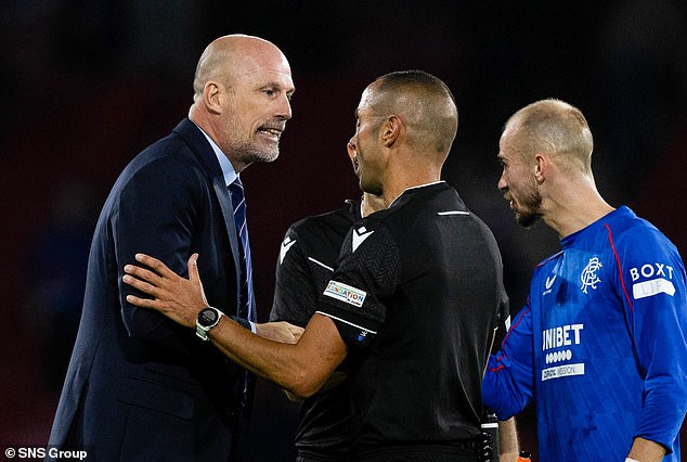 Un Clément furioso amonesta al árbitro italiano al final del partido