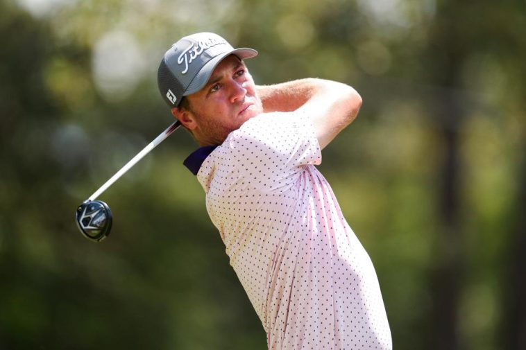 Justin Thomas realiza un golpe de salida en el quinto hoyo durante una ronda de práctica antes del Tour Championship 2024 en East Lake Golf Club el 28 de agosto de 2024 en Atlanta, Georgia. (Mike Mulholland/Getty Images)