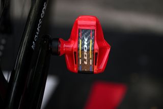 El pedal Look Keo rojo de Ben O'Connor