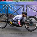 Oksana Masters compite por el equipo de EE. UU. durante los Juegos Paralímpicos de París en su bicicleta de mano con ruedas Zipp. Lleva un casco aerodinámico de carretera negro y una camiseta blanca del equipo de EE. UU.