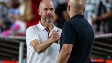 COLUMBIA - Sábado, 3 de agosto de 2024: El entrenador del Manchester United, Erik ten Hag (izq.), estrecha la mano del entrenador del Liverpool, Arne Slot, durante un partido amistoso de pretemporada entre el Liverpool FC y el Manchester United FC en el Williams-Brice Stadium en el undécimo día de la gira de pretemporada del club por los EE. UU. El Liverpool ganó 3-0. (Foto de David Rawcliffe/Propaganda)