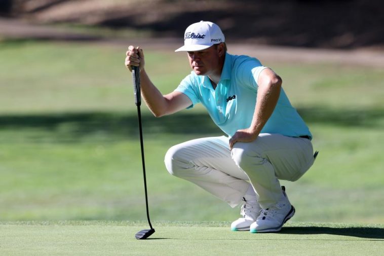 NAPA, CALIFORNIA - 13 DE SEPTIEMBRE: Patton Kizzire de los Estados Unidos alinea un putt en el cuarto green durante la segunda ronda del Campeonato Procore 2024 en Silverado Resort el 13 de septiembre de 2024 en Napa, California. (Foto de Jed Jacobsohn/Getty Images)