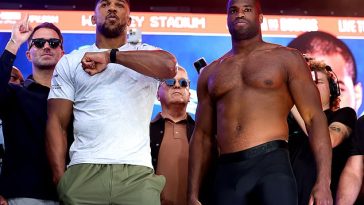 Anthony Joshua (izquierda) y Daniel Dubois (derecha) se pesaron oficialmente antes de su pelea por el título de peso pesado.