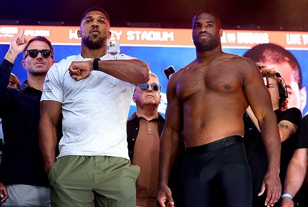 Anthony Joshua (izquierda) y Daniel Dubois (derecha) se pesaron oficialmente antes de su pelea por el título de peso pesado.