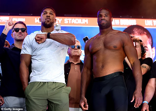 Anthony Joshua (izquierda) y Daniel Dubois (derecha) se pesaron oficialmente antes de su pelea por el título de peso pesado.