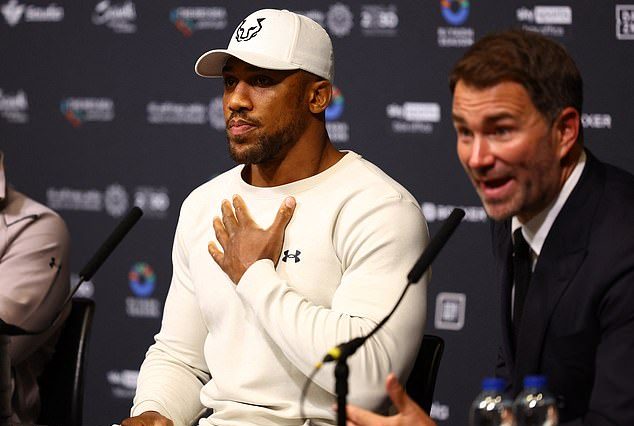 Eddie Hearn ha compartido la reacción de Anthony Joshua a su reciente afirmación de que es posible que al ex campeón solo le queden de una a tres peleas en su carrera.