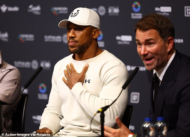 Eddie Hearn ha compartido la reacción de Anthony Joshua a su reciente afirmación de que es posible que al ex campeón solo le queden de una a tres peleas en su carrera.