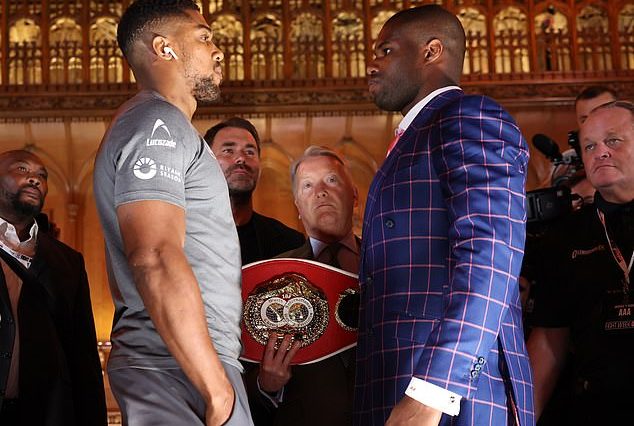 Anthony Joshua (izquierda) y Daniel Dubois (derecha) se enfrentaron por última vez antes de su pelea.