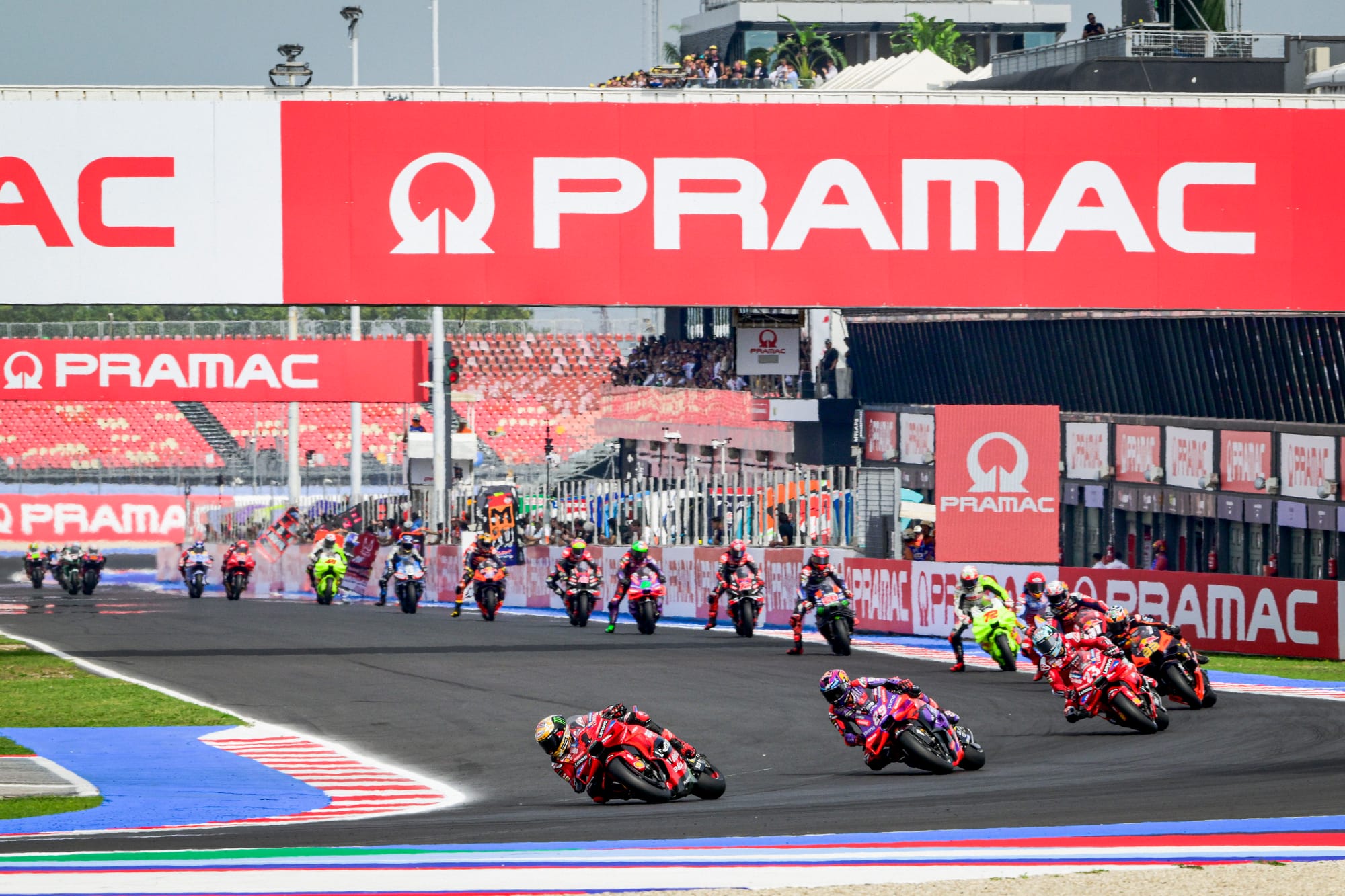 El inicio del Gran Premio de Emilia Romagna de MotoGP