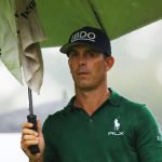 El estadounidense Billy Horschel sostiene un paraguas en el tercer hoyo durante el tercer día del Campeonato BMW PGA 2024 en Wentworth Club el 21 de septiembre de 2024 en Virginia Water, Inglaterra. (Foto de Andrew Redington/Getty Images)