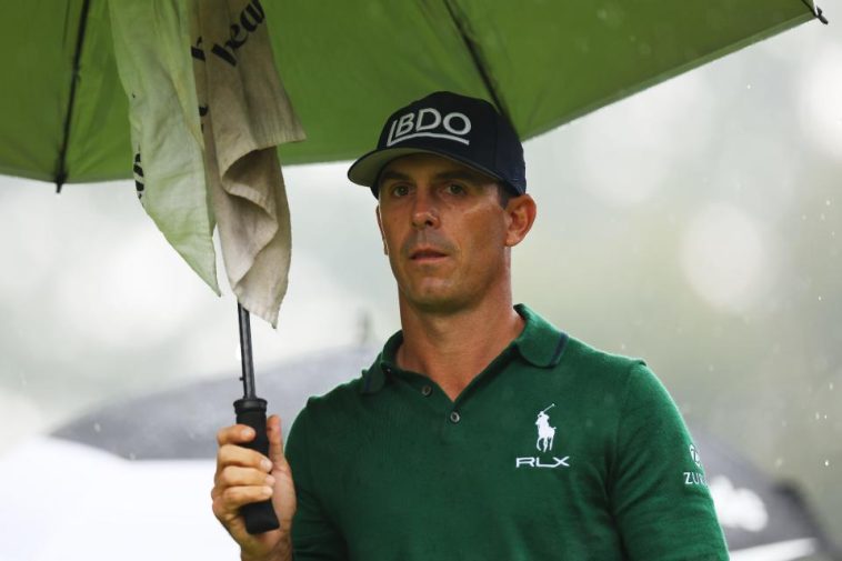 El estadounidense Billy Horschel sostiene un paraguas en el tercer hoyo durante el tercer día del Campeonato BMW PGA 2024 en Wentworth Club el 21 de septiembre de 2024 en Virginia Water, Inglaterra. (Foto de Andrew Redington/Getty Images)