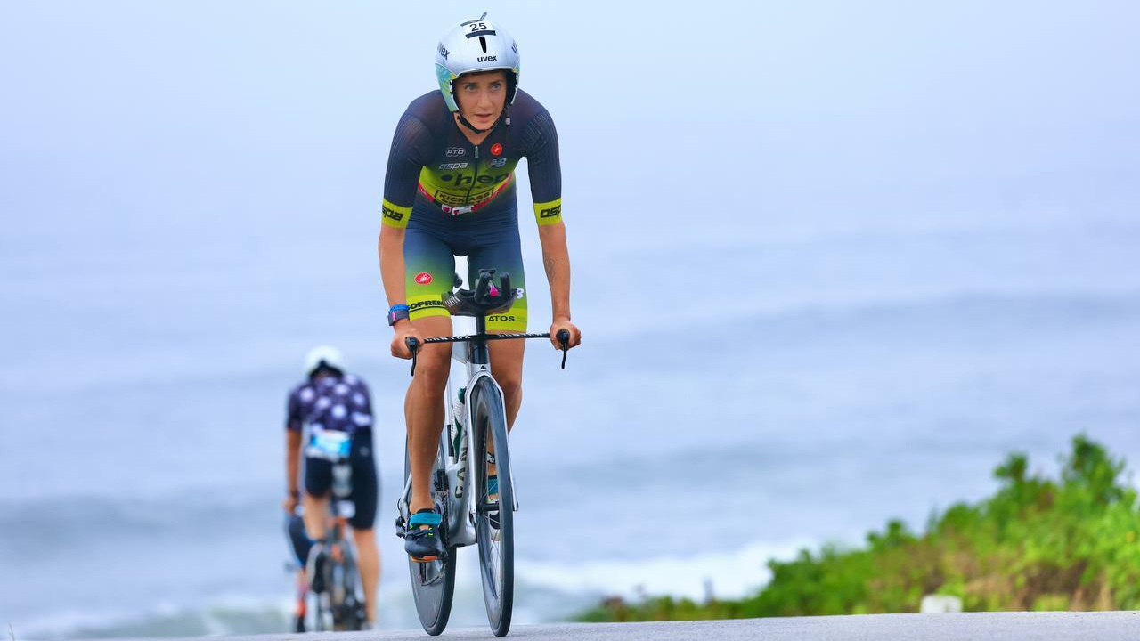 Laura Philipp en bicicleta 2023, crédito de la foto IRONMAN Sudáfrica