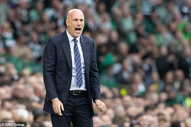 El entrenador de los Rangers, Philippe Clement, se mostró frustrado en la línea de banda en Celtic Park