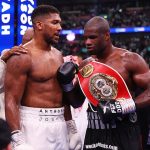 Daniel Dubois (derecha) sorprendió al mundo al noquear a Anthony Joshua (izquierda) el sábado