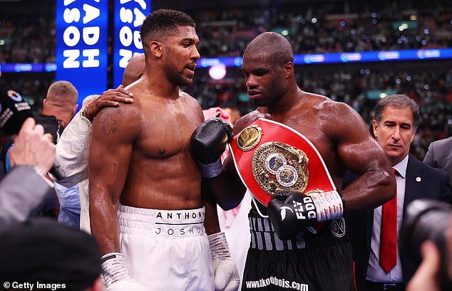 Daniel Dubois (derecha) sorprendió al mundo al noquear a Anthony Joshua (izquierda) el sábado