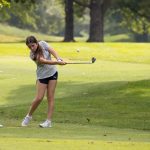 Kirin Bowden, estudiante de tercer año de Bloomington South, practica su chipping en el Bloomington Country Club el lunes 19 de agosto de 2024.