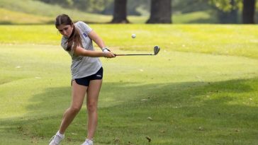 Kirin Bowden, estudiante de tercer año de Bloomington South, practica su chipping en el Bloomington Country Club el lunes 19 de agosto de 2024.