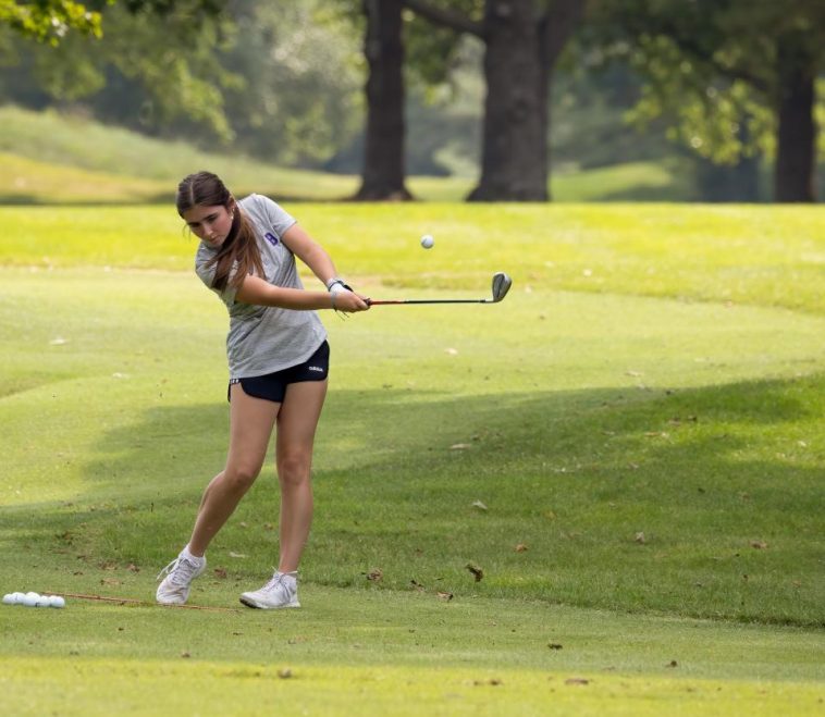 Kirin Bowden, estudiante de tercer año de Bloomington South, practica su chipping en el Bloomington Country Club el lunes 19 de agosto de 2024.