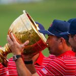 El golfista del equipo de EE. UU. Kevin Kisner bebe del trofeo para celebrar su victoria en la Copa Presidentes 2022 en el Quail Hollow Club en Charlotte, Carolina del Norte. (Foto: Peter Casey-USA TODAY Sports)