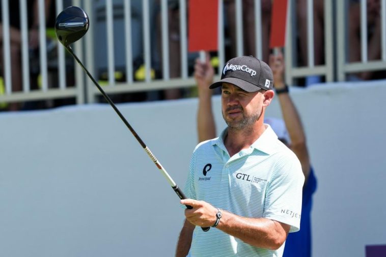 Brian Harman se prepara para jugar en el primer hoyo durante la tercera ronda del Campeonato FedEx St. Jude 2024 en el TPC Southwind en Memphis. (Chris Day/The Commercial Appeal)