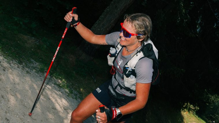 Lucy Bartholomew en acción en la UTMB 2024. Crédito de la fotografía: Jess Meniere