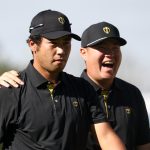 MONTREAL, QUEBEC – 27 DE SEPTIEMBRE: Hideki Matsuyama de Japón y Sungjae Im de Corea del Sur y el equipo internacional observan desde el décimo green durante los Friday Foursomes en el segundo día de la Presidents Cup 2024 en el Royal Montreal Golf Club el 27 de septiembre de 2024 en Montreal, Quebec, Canadá. (Foto de Jared C. Tilton/Getty Images)