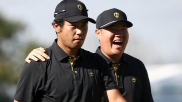 MONTREAL, QUEBEC – 27 DE SEPTIEMBRE: Hideki Matsuyama de Japón y Sungjae Im de Corea del Sur y el equipo internacional observan desde el décimo green durante los Friday Foursomes en el segundo día de la Presidents Cup 2024 en el Royal Montreal Golf Club el 27 de septiembre de 2024 en Montreal, Quebec, Canadá. (Foto de Jared C. Tilton/Getty Images)