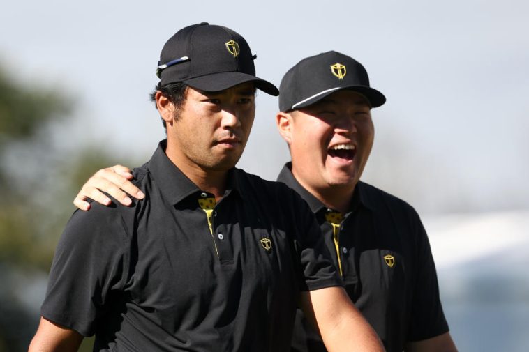 MONTREAL, QUEBEC – 27 DE SEPTIEMBRE: Hideki Matsuyama de Japón y Sungjae Im de Corea del Sur y el equipo internacional observan desde el décimo green durante los Friday Foursomes en el segundo día de la Presidents Cup 2024 en el Royal Montreal Golf Club el 27 de septiembre de 2024 en Montreal, Quebec, Canadá. (Foto de Jared C. Tilton/Getty Images)