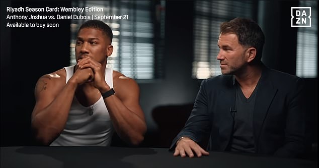 Eddie Hearn (derecha) estuvo involucrado en un acalorado debate antes de la pelea de Anthony Joshua (izquierda)