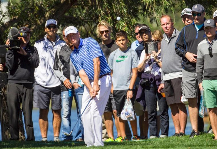 Davis Love III, golpea desde el rough en el quinto fairway durante la primera ronda del Honda Classic 2016, el jueves 25 de febrero de 2016, en el PGA National en Palm Beach Gardens. (Bill Ingram / The Palm Beach Post)