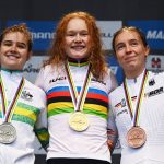 ZURICH SUIZA SEPTIEMBRE 28 La medallista de oro Puck Pieterse del equipo Holanda C La medallista de plata Neve Bradbury del equipo Australia L y la medallista de bronce Antonia Niedermaier del equipo Alemania R posan en el podio durante el 97º Campeonato Mundial de Ciclismo UCI Zurich 2024 Women U23 Road Race a 1541km un día carrera de Uster a Zurich el 28 de septiembre de 2024 en Zurich, Suiza Foto de Tim de WaeleGetty Images